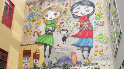 Mural de los célebres grafiteros Os Gêmeos en el 55 Rio Hotel