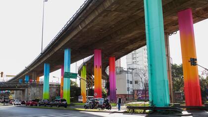 El artista Martín Ron intervino columnas en el marco de Arte en la Ciudad