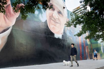 Mural del Papa Francisco realizado por Martín Ron en Alberdi esquina Carabobo. Se ve al Santo Padre en plenitud
