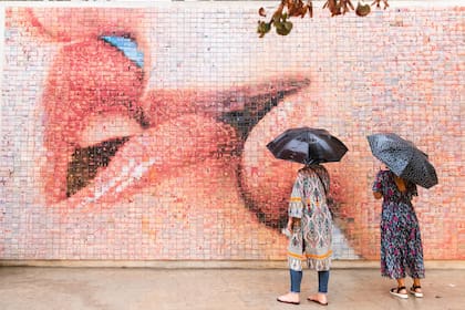Mural El mundo nace en cada beso, fotomosaico hecho por el fotógrafo Joan Fontcuberta.