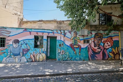 Mural en Oruro al 1111 frente a la vereda más angosta de Buenos Aires