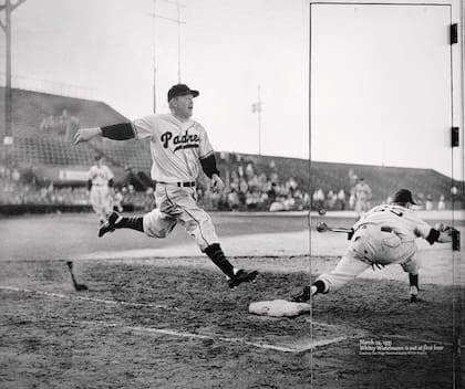 Mural fotográfico en Petco Park. “Los Padres” se llama el equipo local, en reconocimiento a la tarea misionera de los sacerdotes pioneros.