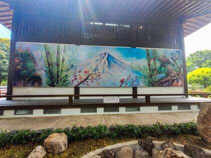 Mural Monte Fuji, de la artista Julia Funai, en una pared del edificio del Jardín Japonés, sobre Av Casares.