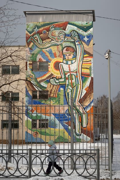 Mural monumental en una escuela, en la región de Ekaterimburgo, que rinde tributo a la hazaña espacial de Yuri Gagarin