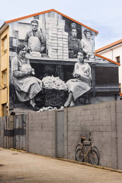 Mural que muestra a las “cajilleras”, mujeres que doblaban a mano las cajitas para las mantecadas de Astorga.