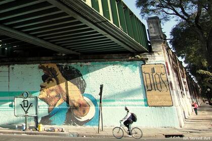 Mural realizado por Martín Ron, Leonardo Frizzera y Emiliano Mariani en 2012 en el puente Dorrego.