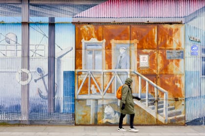Mural sobre la Avenida Costanera del Estrecho, un proyecto que comenzó en 2004 y ha tenido varias restauraciones