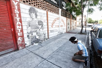 Mural de San Spiga (en colaboración con El Semillero del Mundo y el club Argentino Juniors) de Diego Maradona en el Estadio de Argentinos Juniors sobre la calle Boyaca.