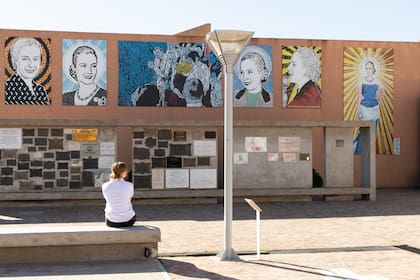 Murales y placas que reconocen el legado de la ex primera dama