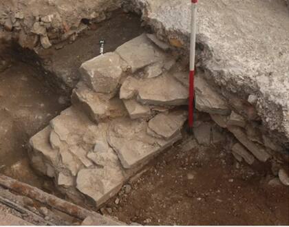 Muralla medieval que se cree que forma parte de la calzada del castillo