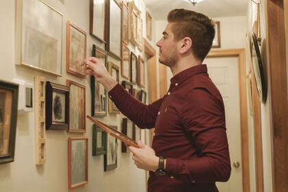 Murder on Middle Beach, una miniserie dirigida por el hijo de una mujer asesinada, quien decide indagar en su propio entorno