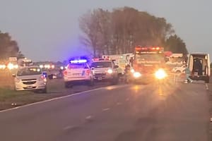 Dos vehículos impactaron de frente: murieron cuatro personas y hay tres heridos