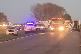 Dos vehículos impactaron de frente: murieron cuatro personas y hay tres heridos