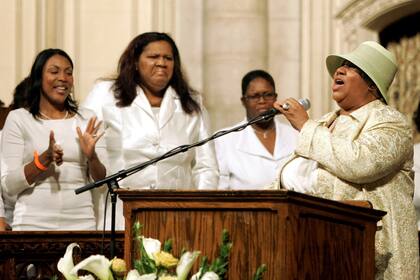 En el funeral del músico Luther Vandross, en la Iglesia Riverside de Nueva York, el 8 de julio de 2005