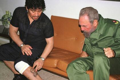 Diego Maradona, con Fidel Castro, en La Habana (año 2000)