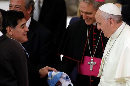 Maradona nunca se rehusó a reconocer que había cometido errores; aquí, en una visita al papa Francisco.