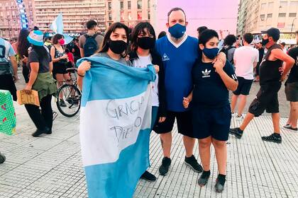Vanesa Montiel, su esposo Leo, y sus hijas