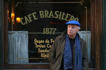 Eduardo Galeano retratado en 2008 en el Café Brasilero, su bar preferido en Montevideo