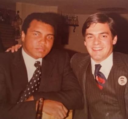 Murió Eduardo Lamazón, periodista argentino de boxeo radicado en México; aquí, con Muhammad Alí