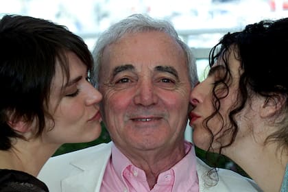 Mayo de 2002, es besado por la actriz canadiense Arsinee Khanjian y la actriz francesa Marie Josee Croze durante un photocall de su película "Ararat" en Cannes 