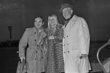 Noviembre de 1955 junto a su novia Ulla y el cantante Maurice Chevallier