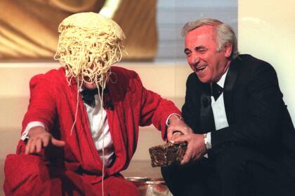 Febrero de 1997 Charles Aznavour estalla en carcajadas después de que el actor Michel Serrault se cubriera la cabeza con espagueti durante los 22 premios César 