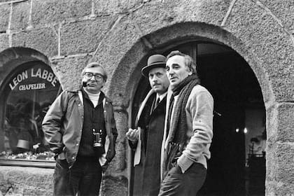En enero de 1982, con Michel Serrault y Claude Chabrol, en el set de la película "Les Fantômes du chapelier"