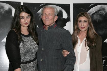 Peter Beard, con su hija Zara y su mujer y agente, Nejma Khanum, en Nueva York, 2013