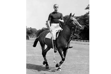 El príncipe Felipe juega al polo, unos días antes del nacimiento de su segundo hijo (7 de agosto de 1950,).
