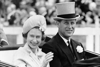 El príncipe Felipe de Gran Bretaña y su esposa, la reina Isabel II, llegan a la carrera Royal Ascot, Inglaterra, el 19 de junio de 1962