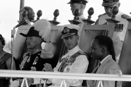 El príncipe Felipe mira al primer ministro de Tanganica, Julius Nyerere, durante la ceremonia de juramento del nuevo gobernador general, en las celebraciones de la Independencia, en Dar-Es- Salaam (9 de diciembre de 1961).