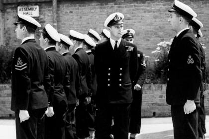 El teniente Philip Mountbatten (centro) inspecciona a sus hombres en el Centro de Entrenamiento de Suboficiales en Corsham, Inglaterra (31 de julio de 1947).