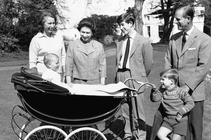 En una imagen familiar de 1965, la princesa Ana, la reina Isabel II, el príncipe Carlos, el príncipe Felipe, y el príncipe Andrés. En el cochecito, el príncipe Ediuardo