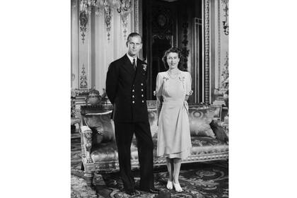 La princesa Isabel, futura reina Isabel II y su prometido Philip Mountbatten, el futuro duque de Edimburgo, posan en el Palacio de Buckingham en Londres, el 9 de julio de 1947.