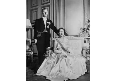 Isabel y Felipe posan en el Palacio de Buckingham (1948).