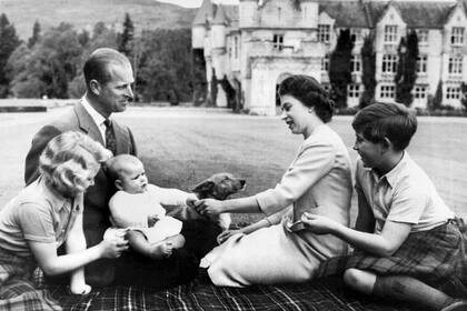 Isabel y Felipe con tres de sus cuatro hijos: el Príncipe Carlos, la Princesa Ana y el Príncipe Andrés posan en los jardines del castillo de Balmoral (9 de septiembre de 1960).