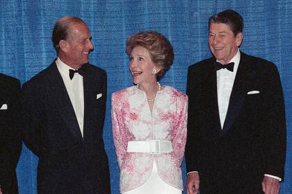 Felipe conversa con el expresidente de los Estados Unidos, Ronald Reagan, y su esposa Nancy, antes de una cena en Beverly Hills, California (17 de mayo de 1989).