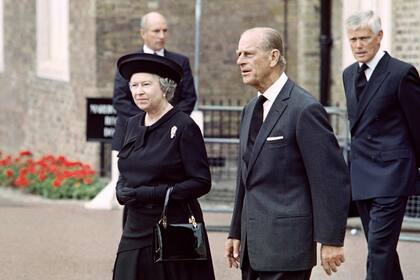 La reina Isabel y el príncipe Felipe dan sus respetos al cuerpo de Diana en la Capilla Real en la víspera del funeral de la Princesa de Gales. en St. James's Palace de Londres (5 de septiembre de 1997).