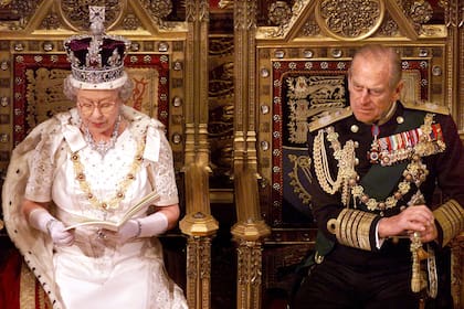 La reina Isabel II y su esposo, el príncipe Felipe, duque de Edimburgo, asisten a la inauguración estatal del Parlamento, en Londres, el 17 de noviembre de 1999