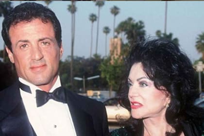Sylvester Stallone junto a su madre, Jackie, astróloga, quien murió en 2020
