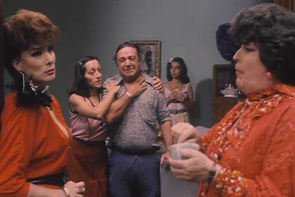 Esperando la carroza, una película que no fue bien recibida por la crítica de la época pero que dejó una huella imborrable en la cultura popular argentina