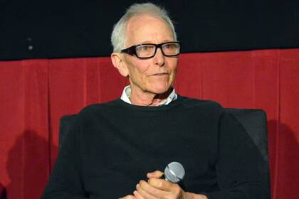 Murió Jim Abrahams, el creador de las clásicas comedias como ¿Y dónde está el piloto? y La pistola desnuda