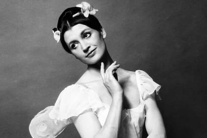 Blanca y etérea, la estrella italiana Carla Fracci se destacó en títulos románticos como "Giselle" y "La Sylphide" (foto)
