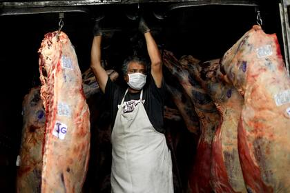 En las carnicerías dicen que la carne les llegó con subas en la media res