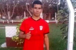 Un jugador de fútbol murió tras chocar contra un muro que rodeaba la cancha