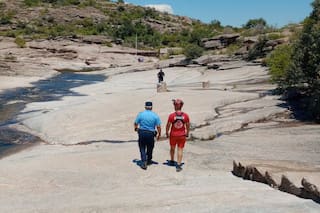 Un turista quiso cruzar un río de Córdoba a nado, se golpeó con una piedra y murió