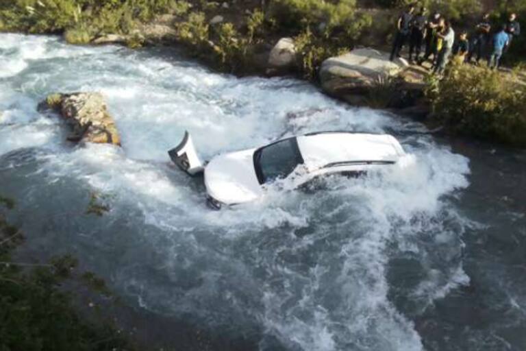 Tragedia en Mendoza: una joven murió ahogada tras caer en un auto a un arroyo y ser arrastrada por la corriente