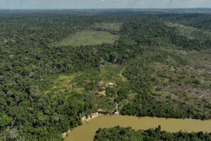 Murió una niña de 4 años: su familia quería cruzar de Misiones a Paraguay por el río Paraná cuando la canoa se hundió