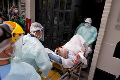 El personal médico traslada un adulto mayor del geriátrico San Lucas