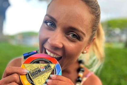 Mara Flávia Araújo, una triatleta e influencer brasileña de 38 años, falleció el sábado mientras participaba de una prueba de natación que integraba el Ironman Texas
